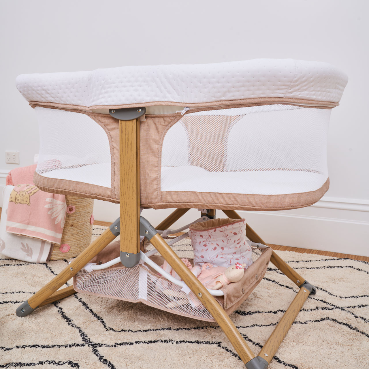 Luna Folding Bassinet
